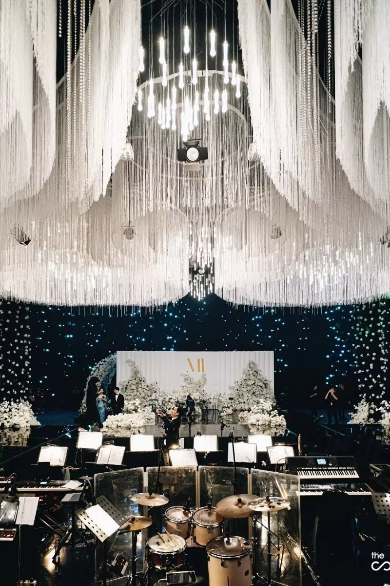 Royal White Garden